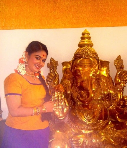 Saranya Sasi con un &iacute;dolo del se&ntilde;or Ganesha