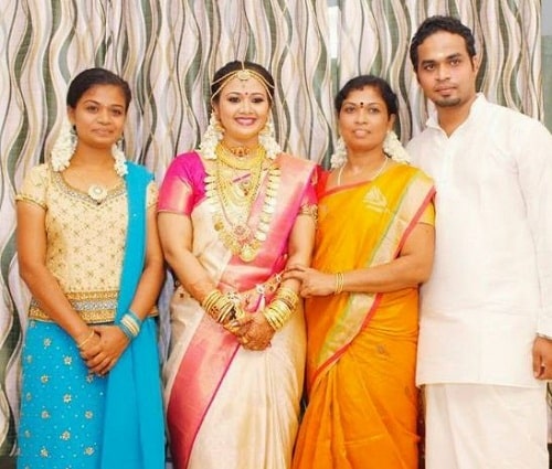 Saranya Sasi con su hermana, madre y hermano