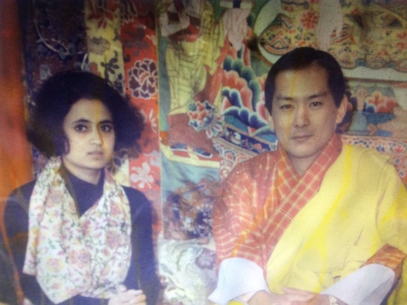 Sagarika Ghose con el ex rey de Bután HE Jigme Singye