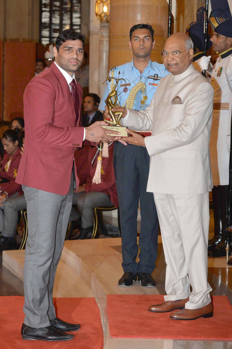 Satish Kumar recibiendo el premio Arjuna