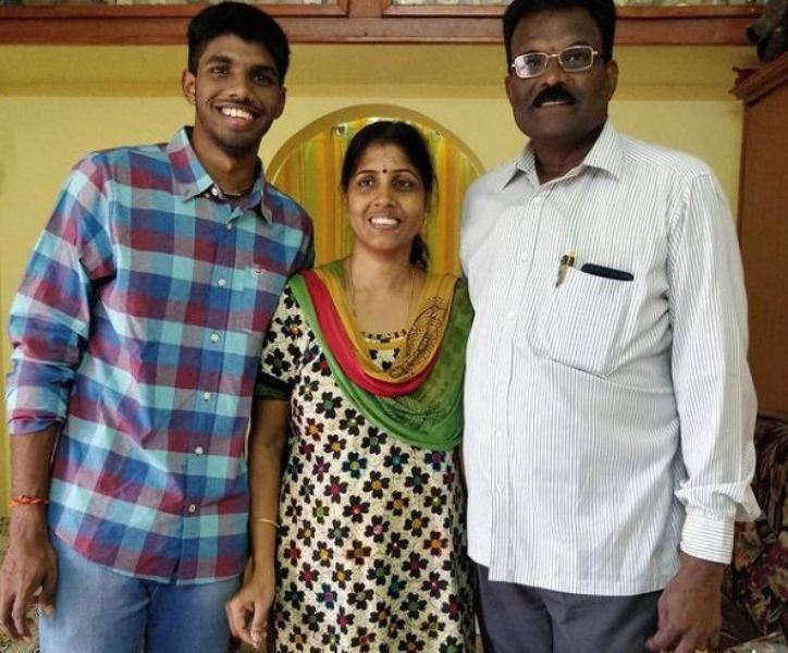 Satwiksairaj Rankireddy con sus padres