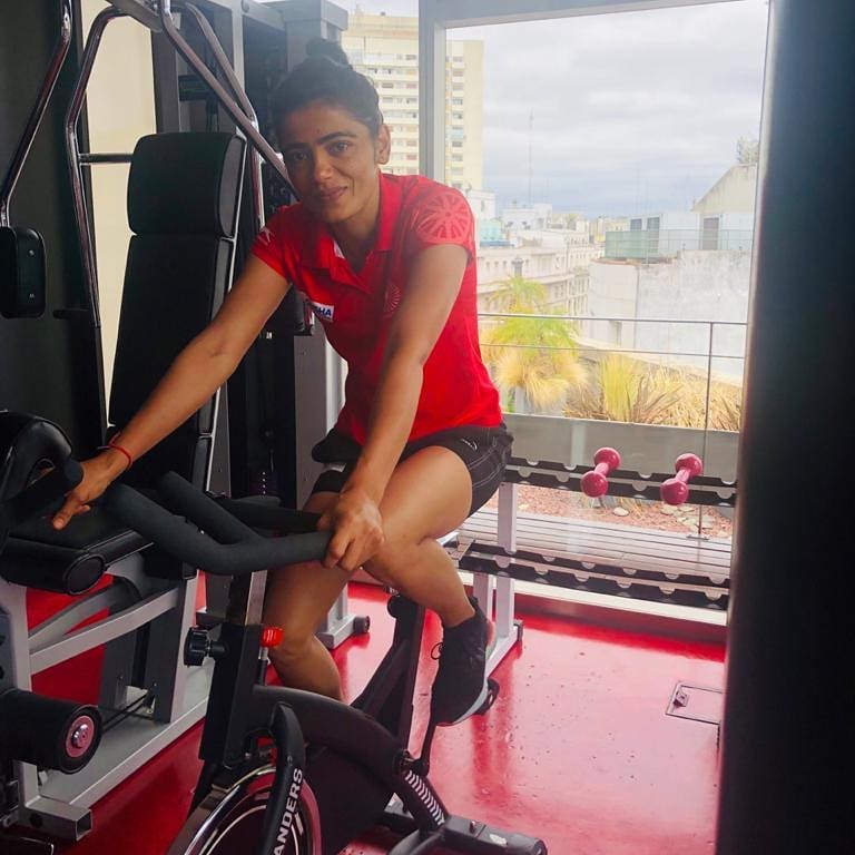 Savita Punia mientras hace gimnasia