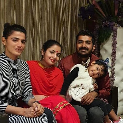 Savita Punia con su hermano y su cu&ntilde;ada