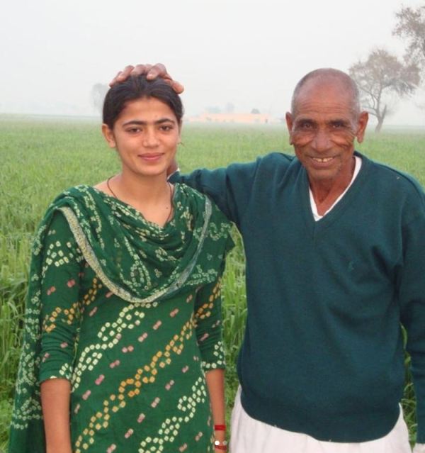 Savita con su abuelo