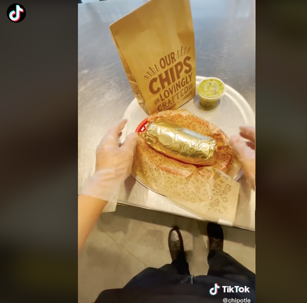 ejemplo de marketing de contenidos en tiktok por chipotle