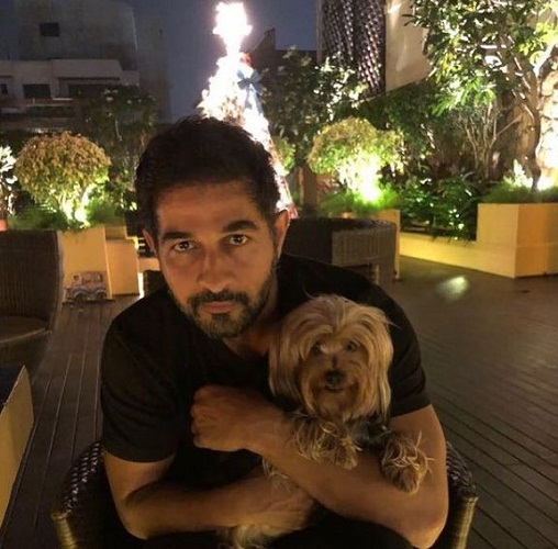 Shakeel Ladak y su perro mascota