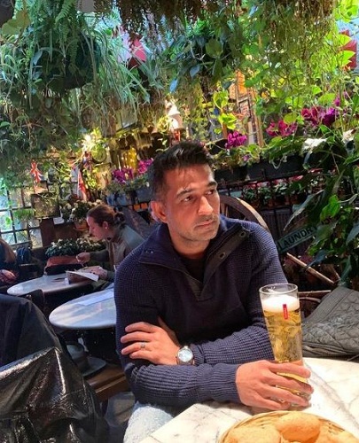 Shakeel Ladak en un restaurante