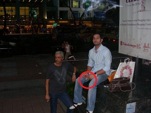 Shakeel Ladak fumando
