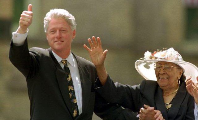 La bisabuela materna de Sian Proctor con el ex presidente de los Estados Unidos, Bill Clinton