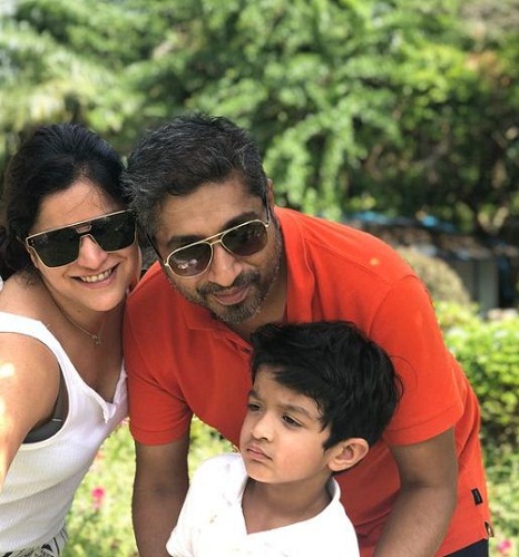 Siddharth Sabharwal y Arzoo Govitrikar con su hijo