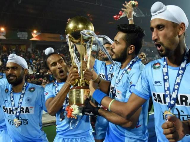 Simranjeet Singh (extrema derecha) despu&eacute;s de ganar la Copa del Mundo Juvenil de Hockey FIH Masculino