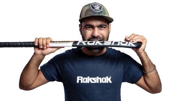 Simranjeet Singh promocionando la marca Rakshak Hockey