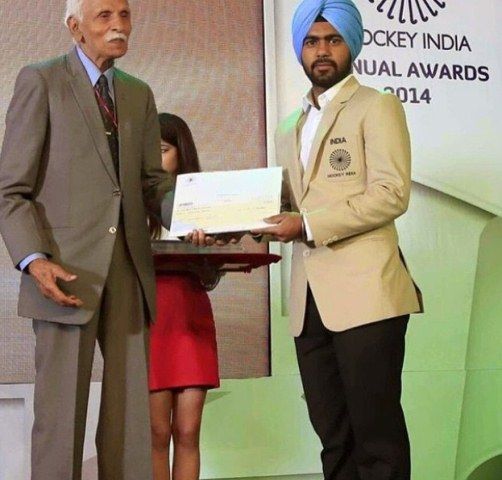 Simranjeet Singh recibe su premio anual Hockey India