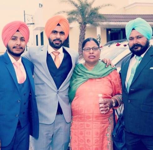 Simranjeet Singh con sus padres y su hermano (Arsh)