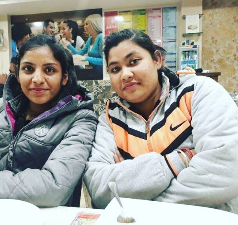 Simranjit Kaur con su hermana mayor