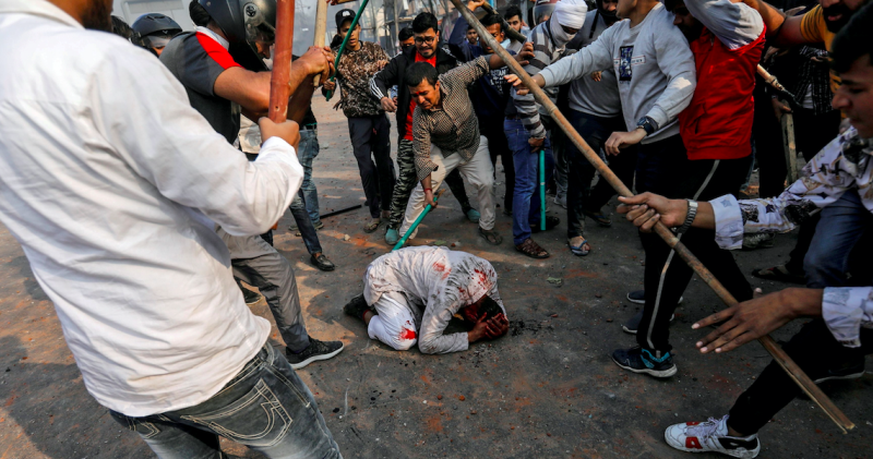 La foto que fue presentada por Reuters en la que hizo clic el dan&eacute;s durante los disturbios de Delhi en 2020