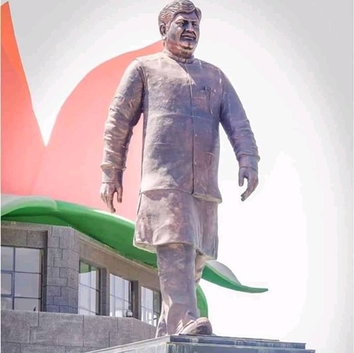 La estatua de Gopinath Munde en Gopinath Gad en Pangri, Maharashtra