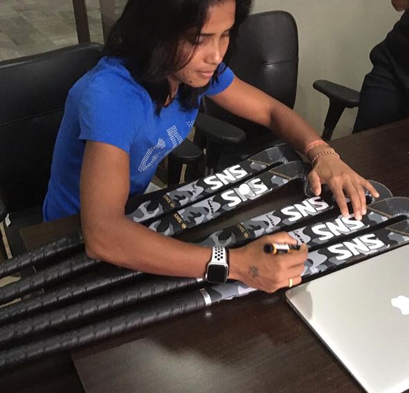 Vandana Katariya firma palos de hockey SNS ProTour para sus fans