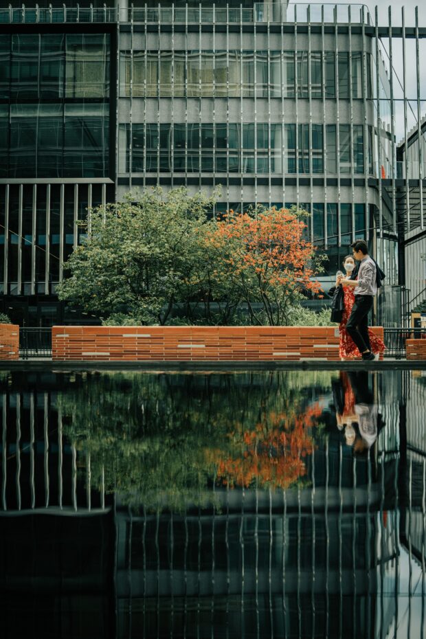 dos personas caminando por las orillas de un r&iacute;o.