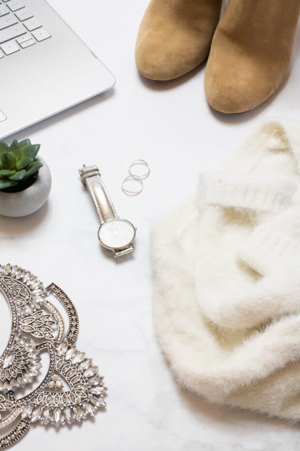 Configuraci&oacute;n de influencer con botines, reloj port&aacute;til y joyas.