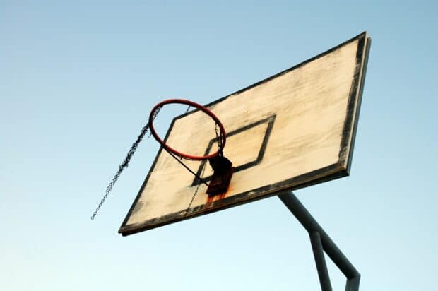 Canasta de baloncesto en el tel&oacute;n de fondo de cielo azul