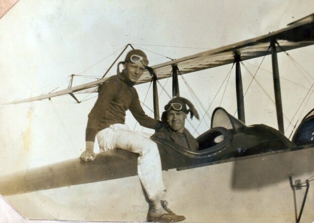 imagen antigua de pilotos en avi&oacute;n