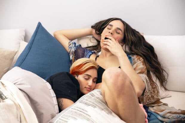 dos modelos no binarios durmiendo juntos en la cama