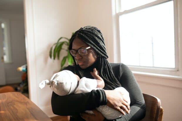 Mujer negra, tenencia, beb&eacute; reci&eacute;n nacido