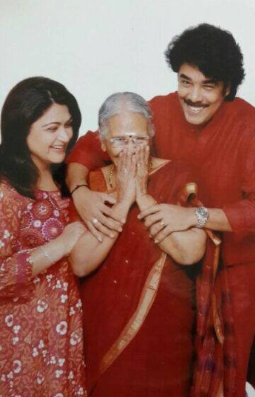Khushbu con su suegra y su esposo Sundar C