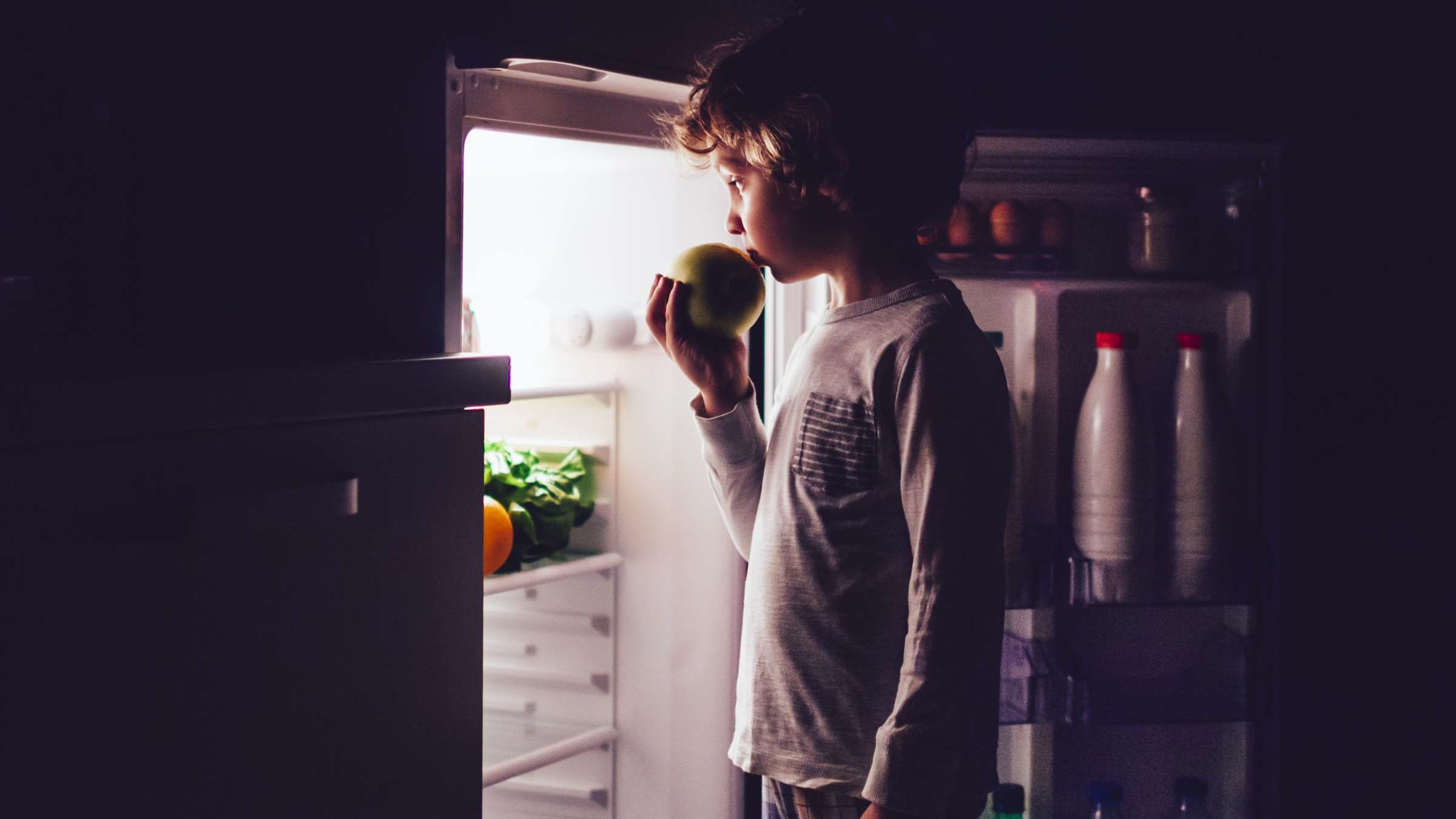 ¿Por qué los refrigeradores tienen luces y los congeladores no?