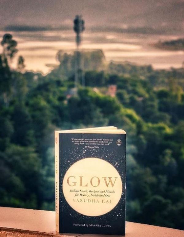 Un libro de Vasudha Rai titulado Glow: Indian Foods, Recipes and Rituals for Beauty, Inside and Outside