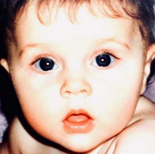 Una foto de la infancia de Alexandra Djavi