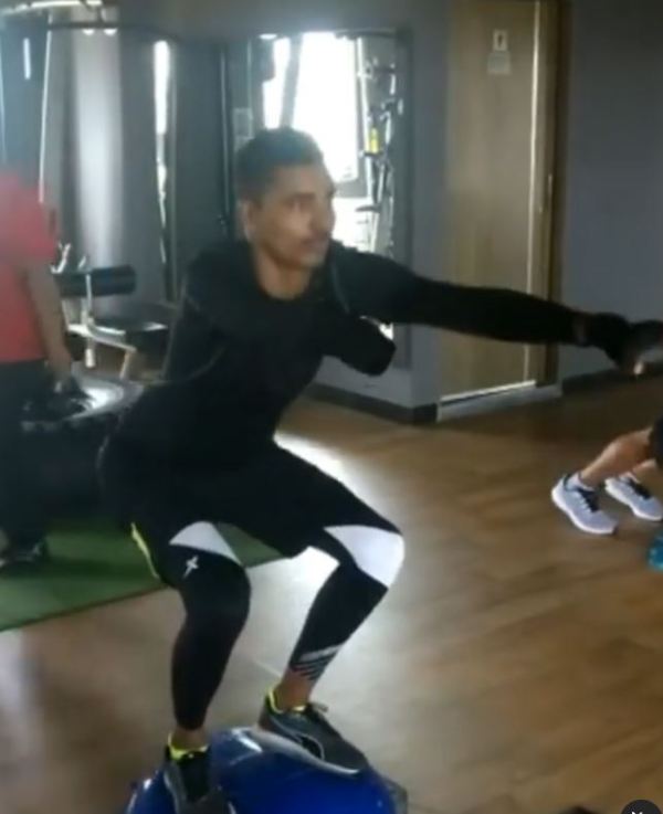 Una captura de pantalla del video de Instagram de Nishad Kumar mientras hac&iacute;a ejercicio en el gimnasio.