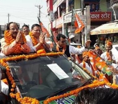 Ajay Bhatt durante su mitin electoral en Nainital para las elecciones generales indias de 2019