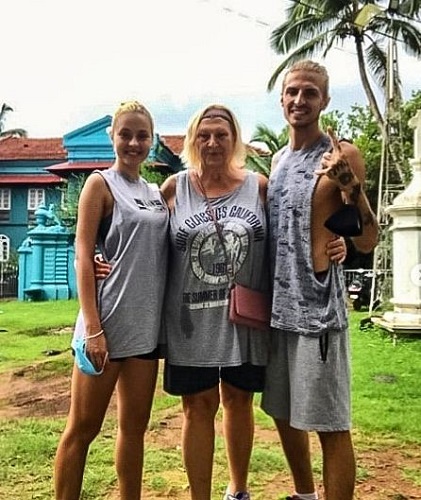 Alexandra Djavi con su madre y su hermano