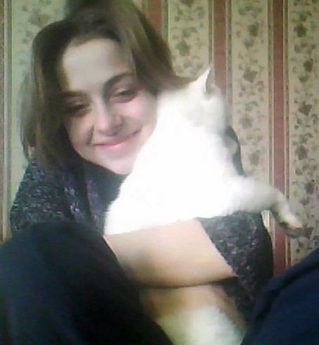 Alexandra Djavi con su gato mascota