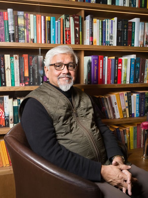 Amitav Ghosh mientras est&aacute; sentado en su biblioteca.