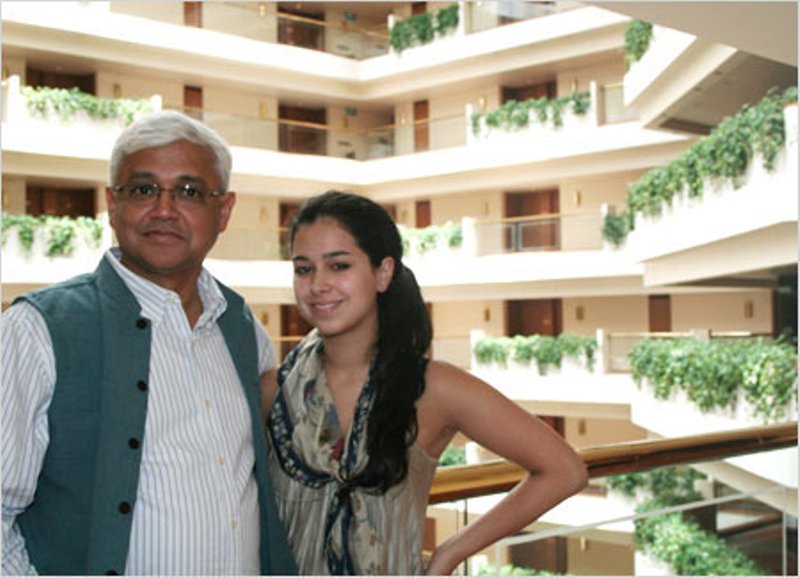 Amitav Ghosh con su hija Leela en The Oberoi, Mumbai