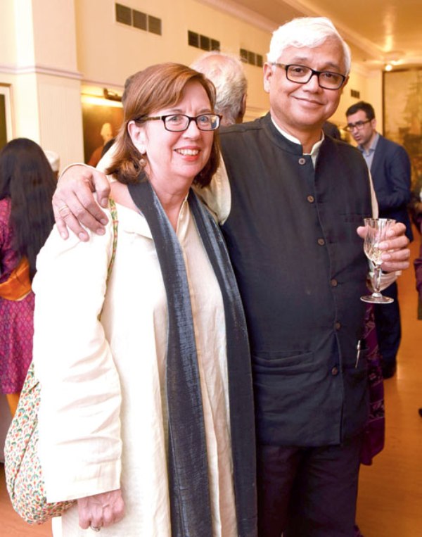 Amitav Ghosh con su esposa