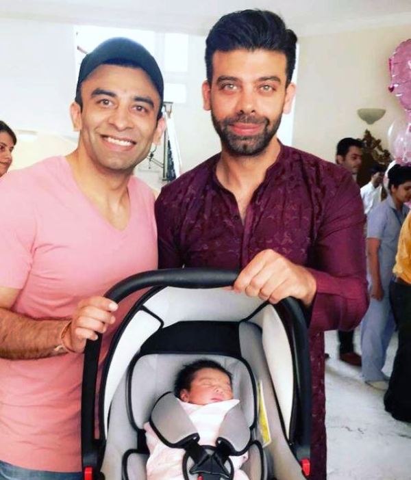 Aneesh Bhatia (esposo de Gayatri Reddy Bhatia) con su hija y hermano reci&eacute;n nacidos, Amit Bhatia