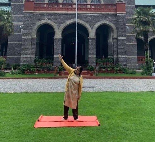 Baby Rani Maurya haciendo yoga