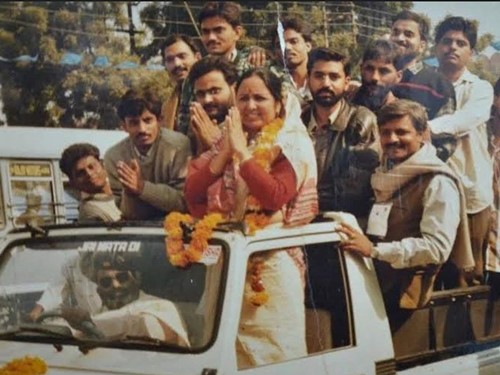 Baby Rani Maurya durante un road show con sus seguidores despu&eacute;s de ganar las elecciones de alcalde en Agra