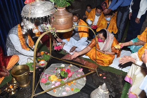 Baby Rani Maurya en un templo