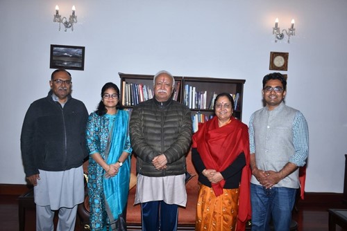 Baby Rani Maurya con su familia y Mohan Bhagwat (centro)