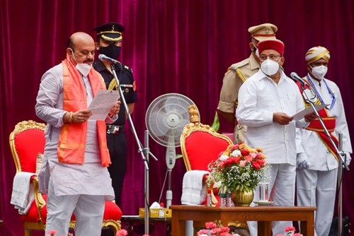 Basavaraj Bommai durante la ceremonia de juramento
