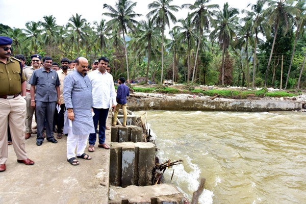 Basavaraj Bommai inspeccionando una peque&ntilde;a presa cerca del distrito de Udupi