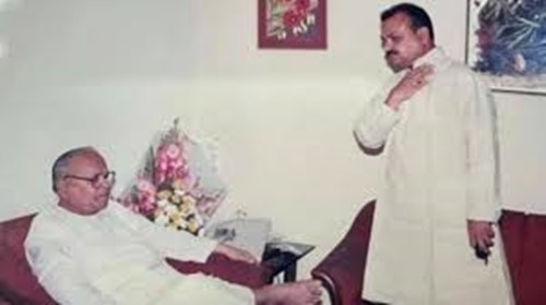 Basavaraj Bommai con su padre, SR Bommai