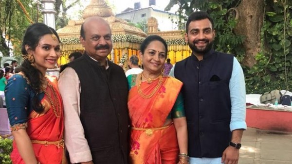 Basavaraj Bommai con su esposa, Chennamma, y ​​sus hijos, Bharat y Aditi