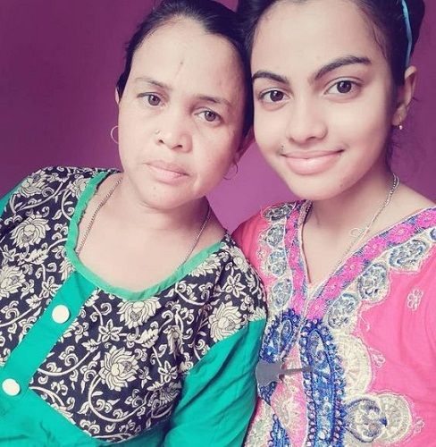 Beauty Khan con su madre