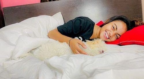 Beauty Khan con su perro mascota